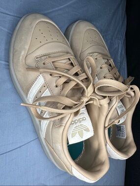 adidas Men’s Beige and White Low-Top Sneakers